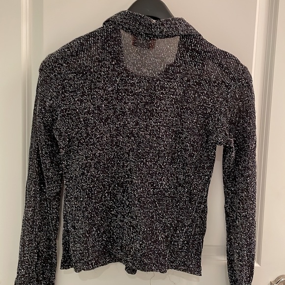 Black top with Silver thread woven in. Size S - Picture 6 of 12